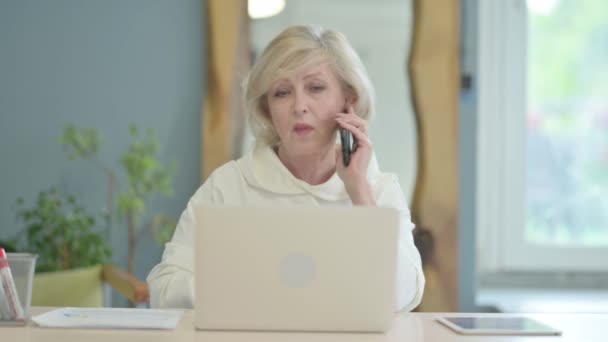 Matura Adult Vorbind Telefon Locul Muncă — Videoclip de stoc