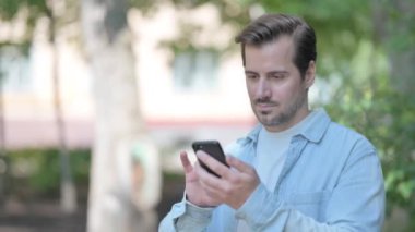 Smartphone 'da Kazanan Amerikalı Adam' ın Açık Hava Portresi