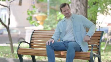 Dışarıda Sırt Ağrısıyla Oturan Genç Adam