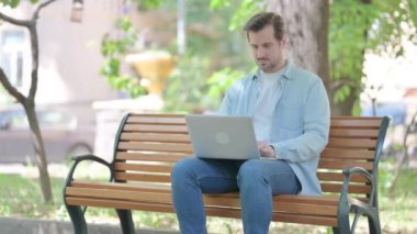 Laptop 'ta Başarı Kutlaması İçin Heyecanlı Genç Adam