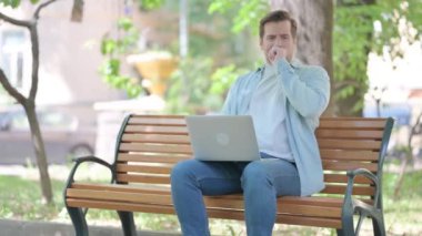 Öksüren Genç Adam Laptop kullanıyor