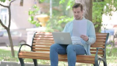 Genç Adam Dokümanlar ve Laptop Üzerinde Çalışıyor