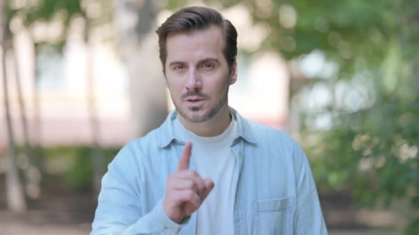 Außenporträt Eines Jungen Mannes Mit Finger Den Lippen — Stockvideo
