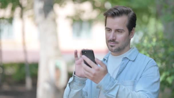 Retrato Aire Libre Del Hombre Americano Usando Smartphone — Vídeo de stock