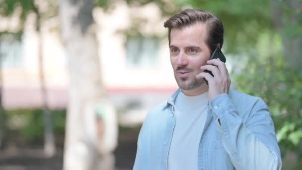 Outdoor Portrait American Man Talking Phone Discussing — Stock Video