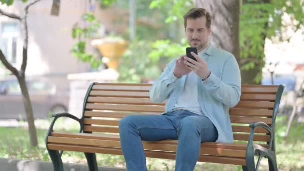 Junger Mann Durch Verlust Seines Smartphones Schockiert Während Freien Auf — Stockvideo