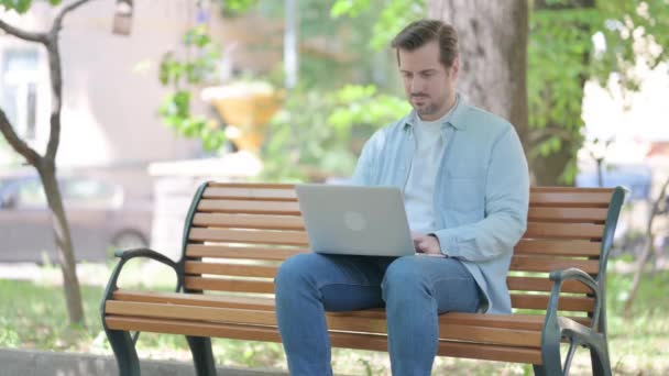 Junger Mann Denkt Und Arbeitet Draußen Laptop — Stockvideo