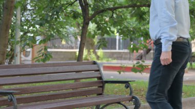 Kıdemli ihtiyar geliyor, Bench 'te oturuyor.