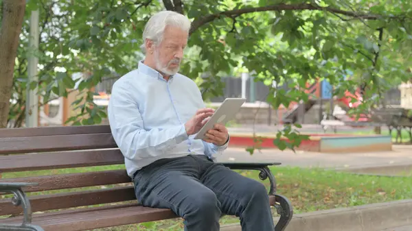 Senior Oude Man Met Behulp Van Tablet Tijdens Het Zitten — Stockfoto