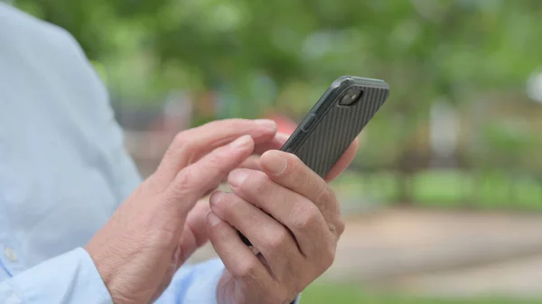 Nahaufnahme Eines Älteren Mannes Mit Smartphone Freien — Stockfoto