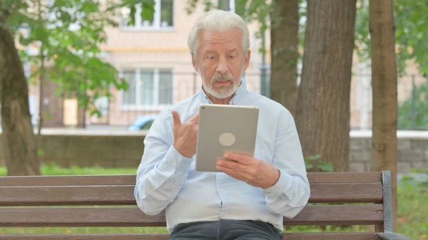 Vieil Homme Âgé Faisant Chat Vidéo Sur Tablette Tout Étant — Photo