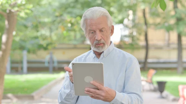 Vecchio Anziano Che Video Chat Tablet All Aperto — Foto Stock