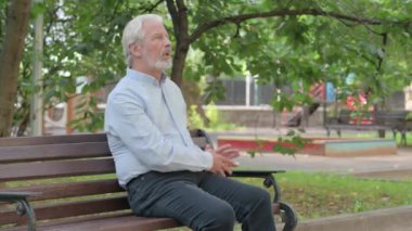 Yaşlı adam Bench 'i açık havada bıraktı.