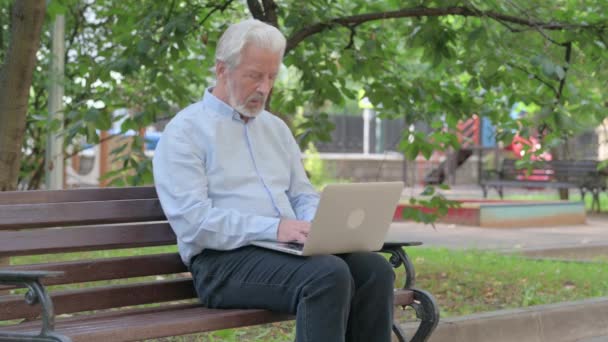 Ανώτερος Γέρος Που Εργάζεται Laptop Εξωτερική — Αρχείο Βίντεο