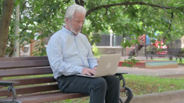 Senior Old Man Χρήση Laptop Πόνο Στην Πλάτη Ενώ Κάθεται — Αρχείο Βίντεο