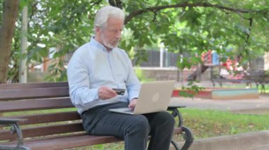 Çevrimiçi Ödeme Arızası Dizüstü Bilgisayarda Üst Düzey Yaşlı Adam ÜzgünComment