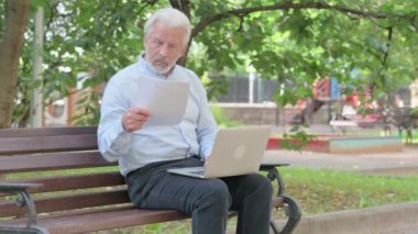 Sunbae Kontrat Okurken ve Laptop Kullanırken Üzülüyor