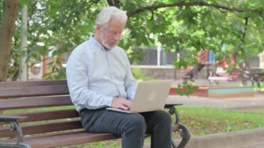 Sunbae, dizüstü bilgisayarla çalıştıktan sonra Bench 'i terk etti.