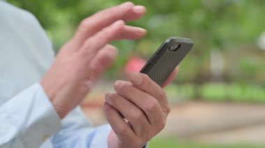 Smartphone Outdoor kullanan kıdemli ihtiyarın kapanışı.
