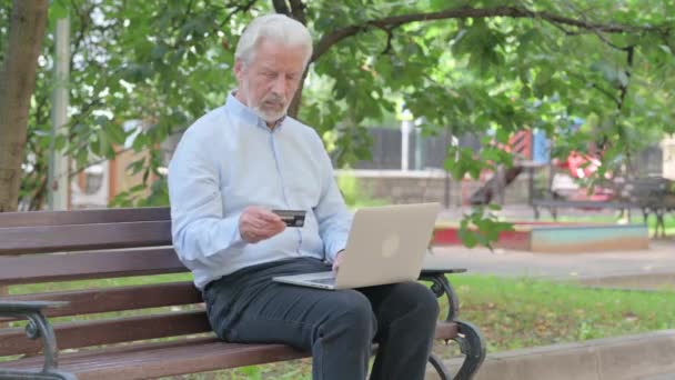 Senior Old Man Excited Successful Online Shopping Laptop Outdoor — Stock Video