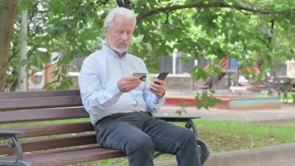 Senior Old Man Verstoord Door Online Payment Failure Phone Outdoor — Stockvideo