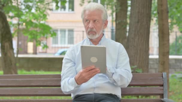 Anciano Mayor Usando Tablet Mientras Está Sentado Parque — Vídeo de stock