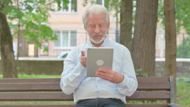 Starší Stařec Dělá Video Chat Tabletu Zatímco Sedí Parku — Stock video