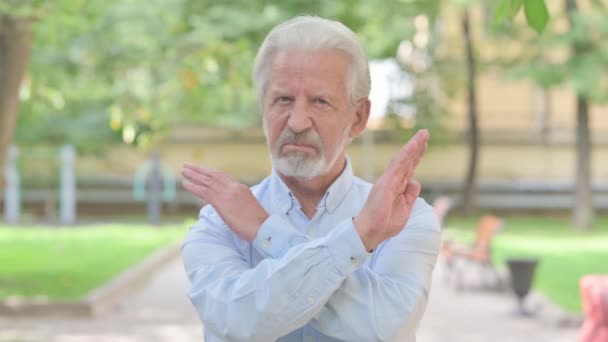 Retrato Aire Libre Del Anciano Mayor Negación Stop Gesture — Vídeos de Stock