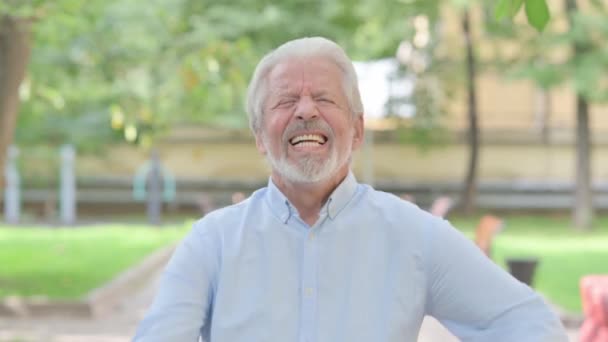 Venkovní Portrét Vzrušeného Staršího Muže Slavícího Úspěch — Stock video