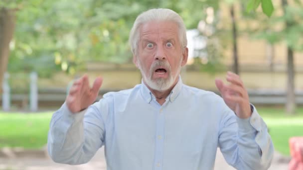Εξωτερική Πορτρέτο Της Αναστατώσει Senior Old Man Σοκαρισμένος Από Την — Αρχείο Βίντεο