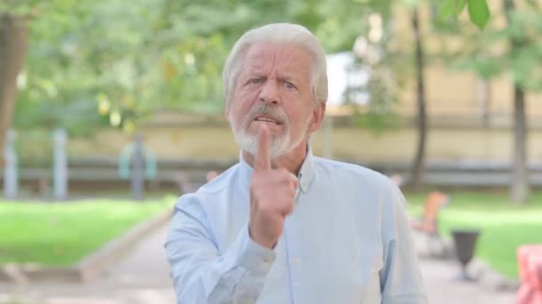 Porträt Eines Wütenden Alten Mannes Der Streitet Und Kämpft — Stockvideo