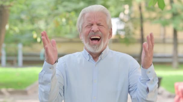 Retrato Aire Libre Del Anciano Enojado Gritando Frustración — Vídeos de Stock