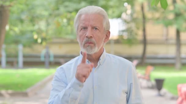 Outdoor Portret Van Senior Oude Man Met Vinger Lippen — Stockvideo