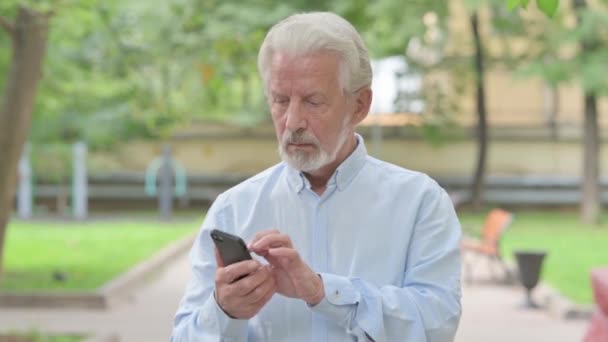 Senior Old Man Browsing Internet Smartphone Outdoor — Vídeos de Stock
