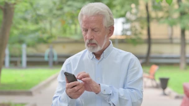 Smartphone Outdoor Kıdemli Yaşlı Adam Zaferi Kutluyor — Stok video