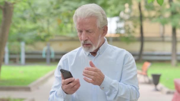 Molesto Anciano Mayor Obtener Sorprendido Smartphone Aire Libre — Vídeo de stock