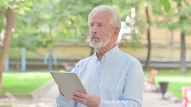 Anciano Mayor Usando Tablet Outdoor — Vídeos de Stock