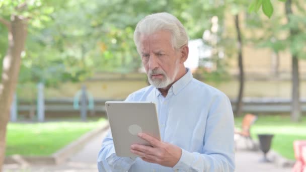 Senior Old Man Upprörd Förlust Tablet Outdoor — Stockvideo