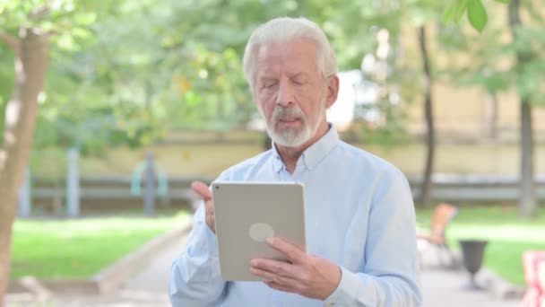 Senior Γέρος Κάνει Βίντεο Chat Στο Tablet Εξωτερική — Αρχείο Βίντεο