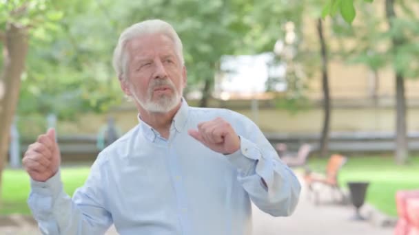 Emocionado Anciano Mayor Bailando Aire Libre — Vídeos de Stock
