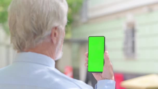Vieil Homme Âgé Utilisant Téléphone Avec Écran Vert Extérieur — Video