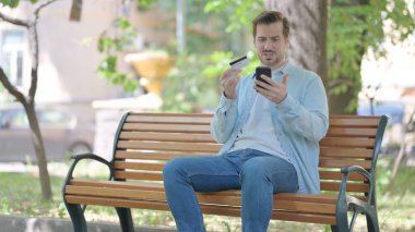 Çevrimiçi Ödeme Hatasından Üzgün Genç Adam Dışarıda Telefon Hatası