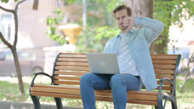 Laptop 'ta Çalışan Genç Adam' dan Başparmak İndirme