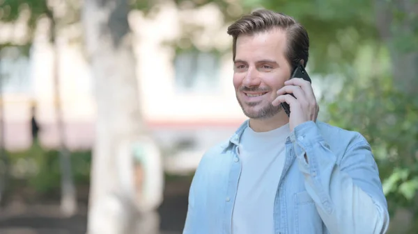 Retrato Livre Homem Americano Falando Telefone Discutindo — Fotografia de Stock