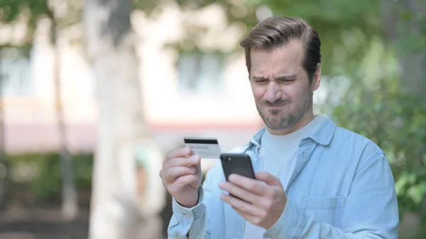 Mladý Muž Rozrušený Platební Neschopností Online Telefonu Outdoor — Stock fotografie