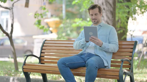 Joven Usando Tablet Mientras Está Sentado Aire Libre Banco — Foto de Stock