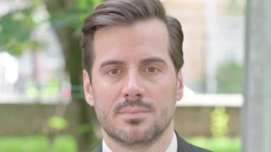 Gülümseyen Genç İş Adamı 'nın Kapalı Yüzü