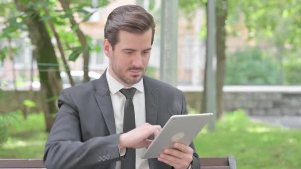 Mladý Podnikatel Rozrušený Ztrátou Tablet Outdoor — Stock video