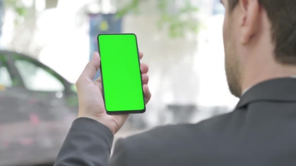Genç Şadamı Yeşil Ekran Açık Havada Telefonu Kullanıyor — Stok video