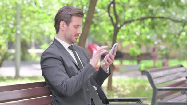 벤치에 앉아있는 인터넷 스마트 사업가 — 비디오